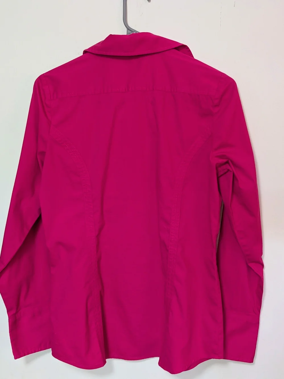 Express Women's Fitted Button-Up Shirt in Magenta Pink